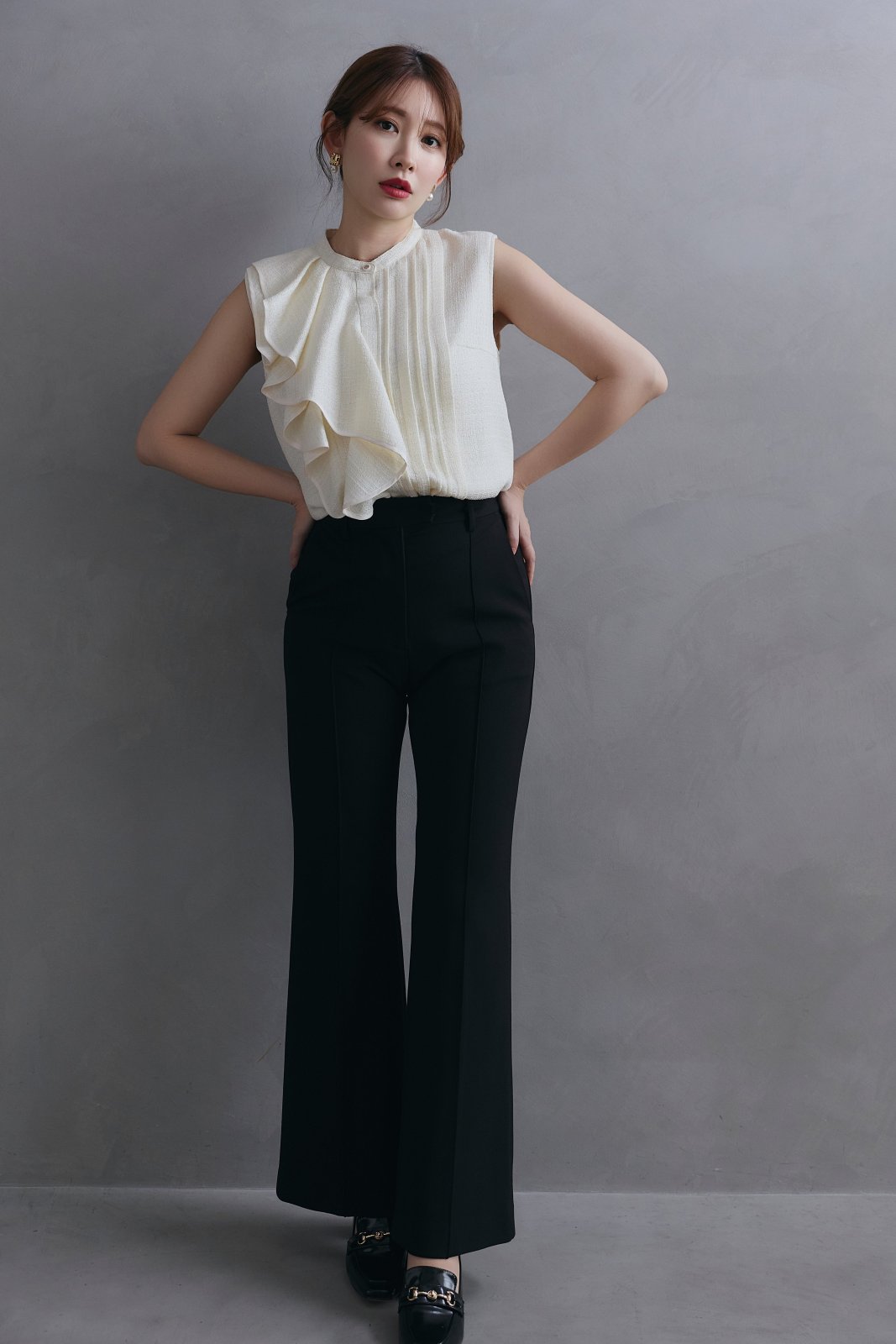 【11月中旬発送】【black】Front-Tuck Semi-Flare Pants